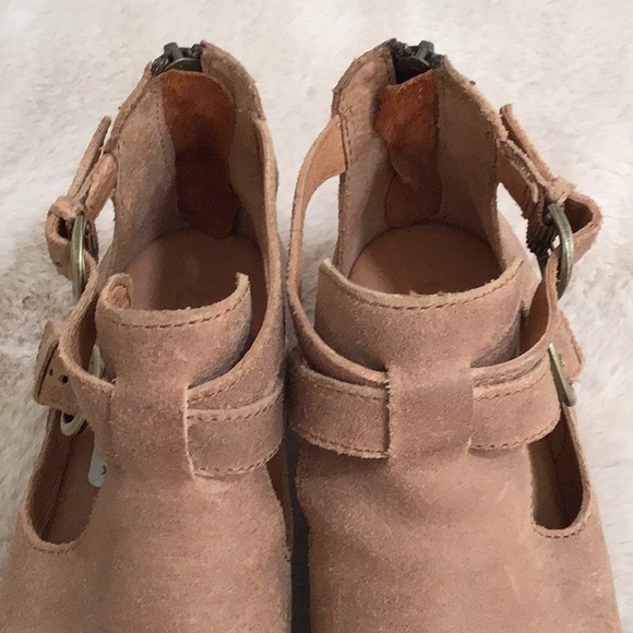 ๐ BORN Sand Natural Distress Leather Buckled Sandal Bootie Low Heel - Picture 8 of 10